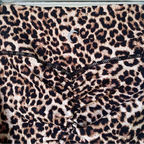Zyia Brilliant Leopard Scrunchy butt Leggings - Picture 8 of 16